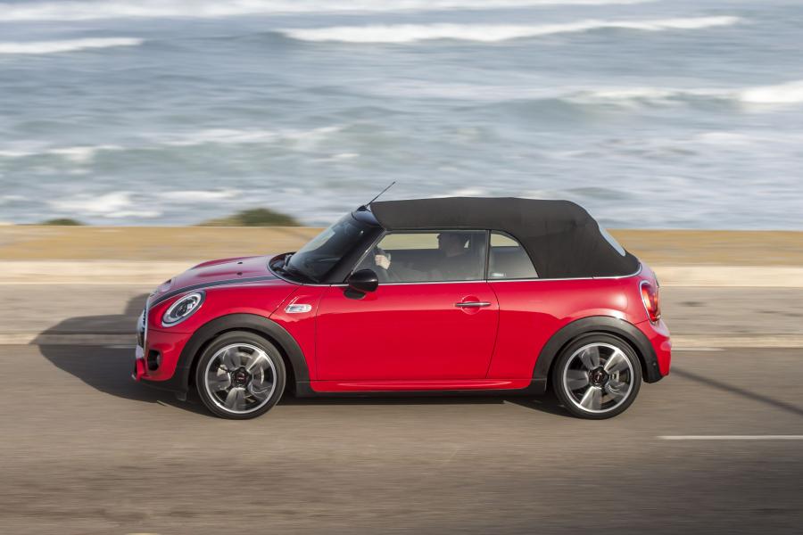  Mini Cooper S Cabrio JCW Package 2015 года  (UK) (фото 18 из 30)